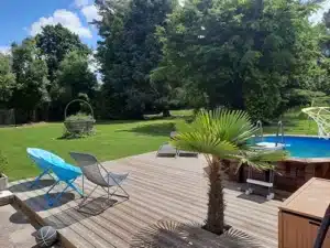 photo d'un jardin avec terrasse et piscine